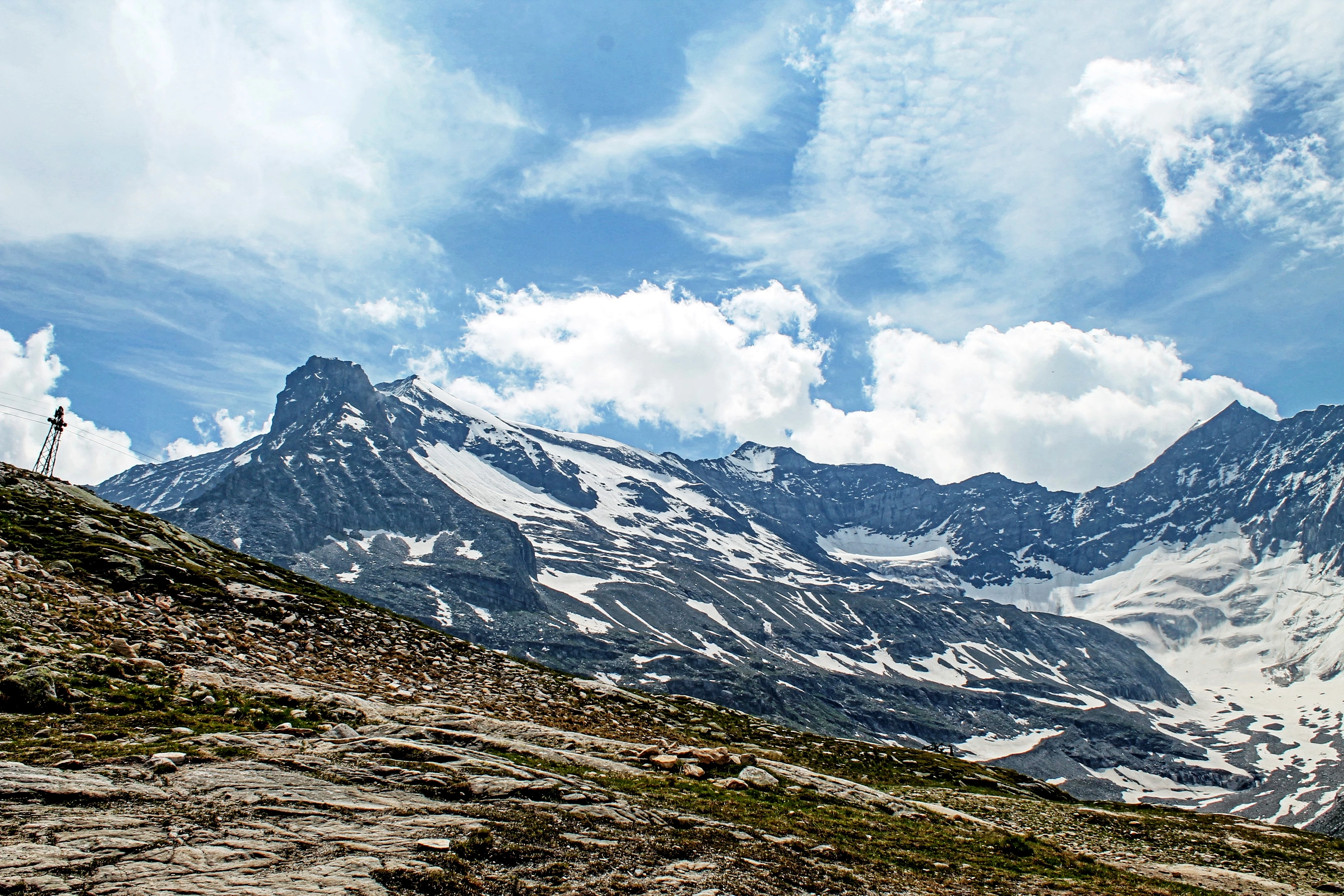 Masivní zasněžené štíty a ledovcové pláně pod modrou oblohou