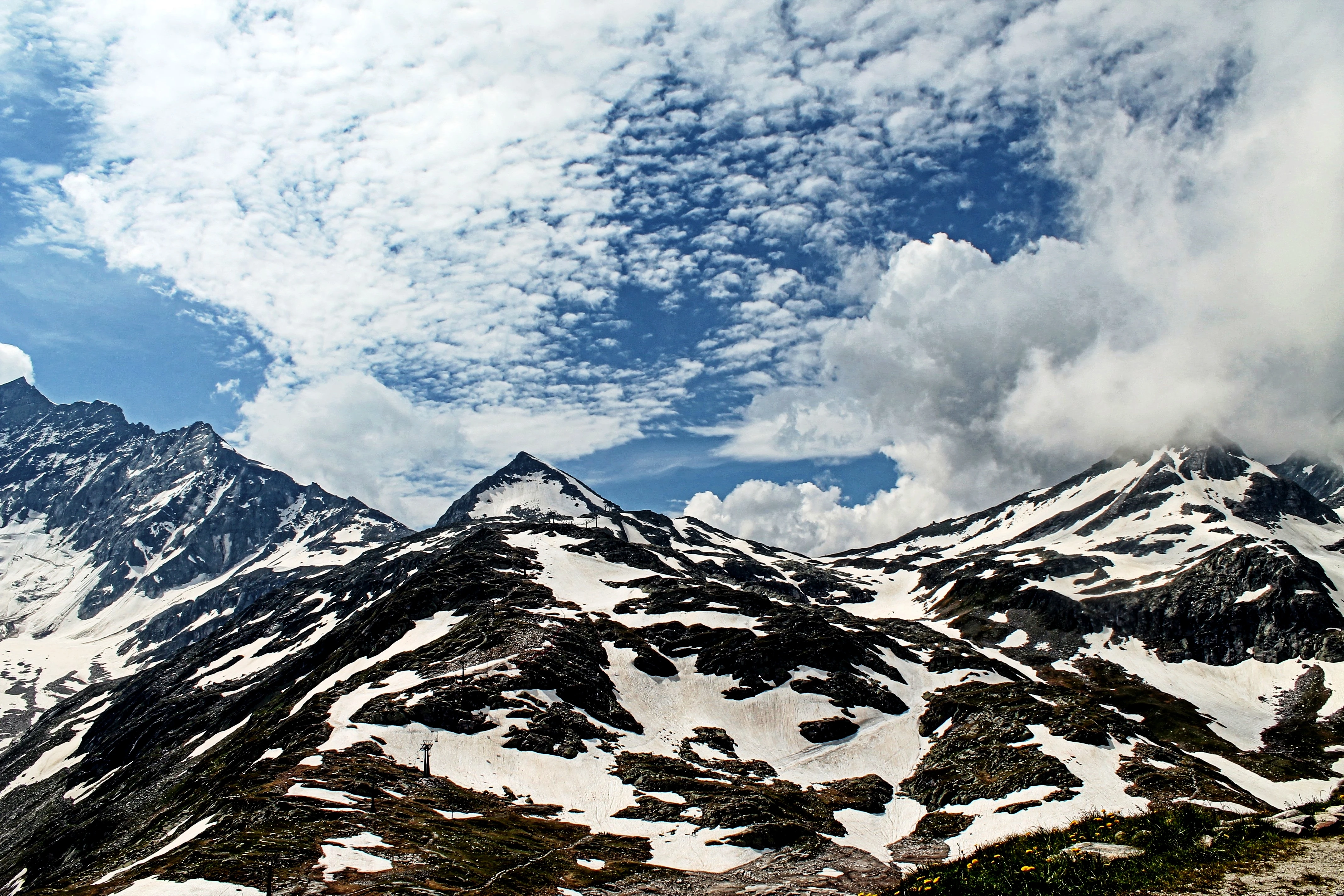 Sněhem poseté hřebeny a mraky lámoucí světlo