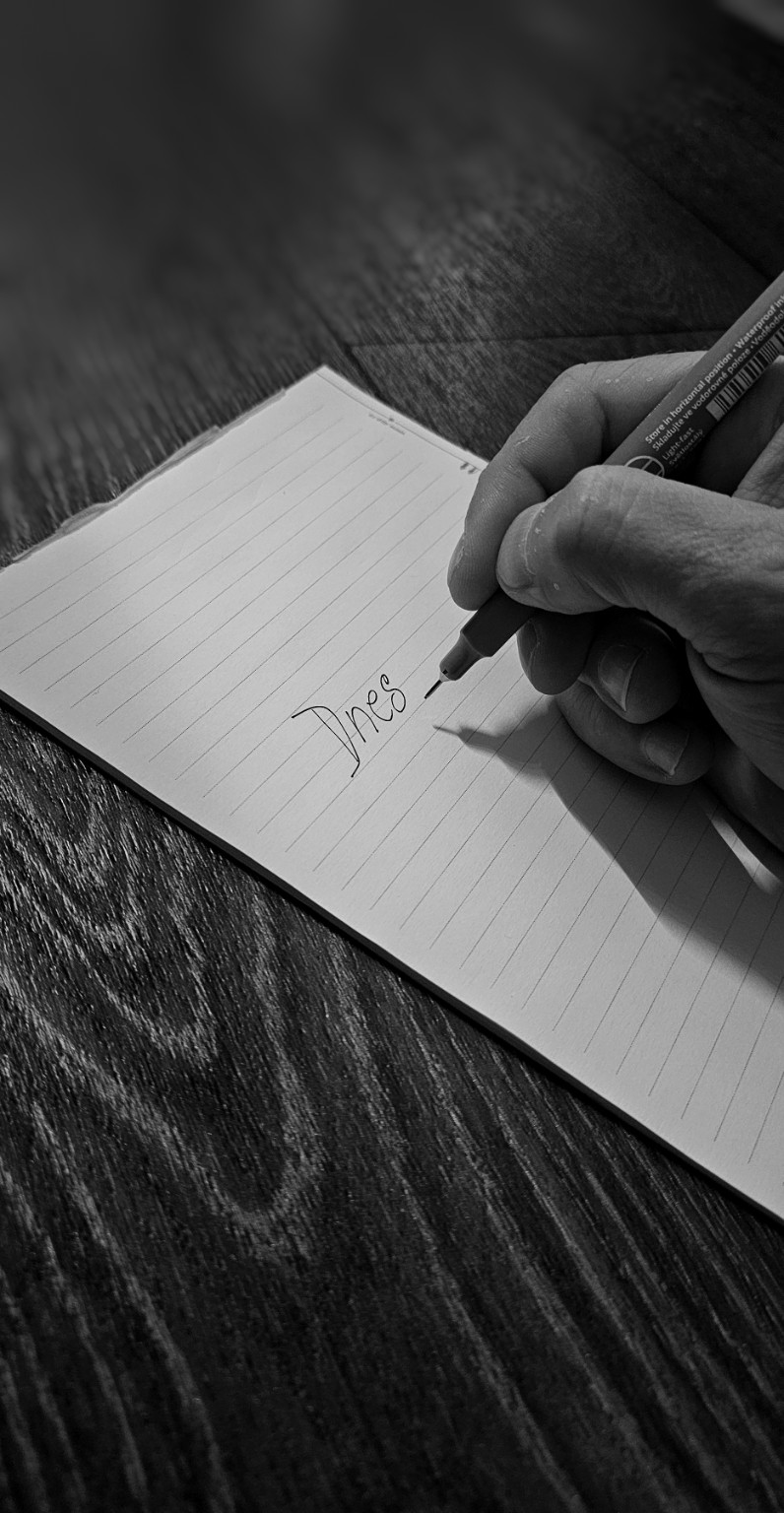 Černobílý detail ruky a zápisníku – 24hodinový reset