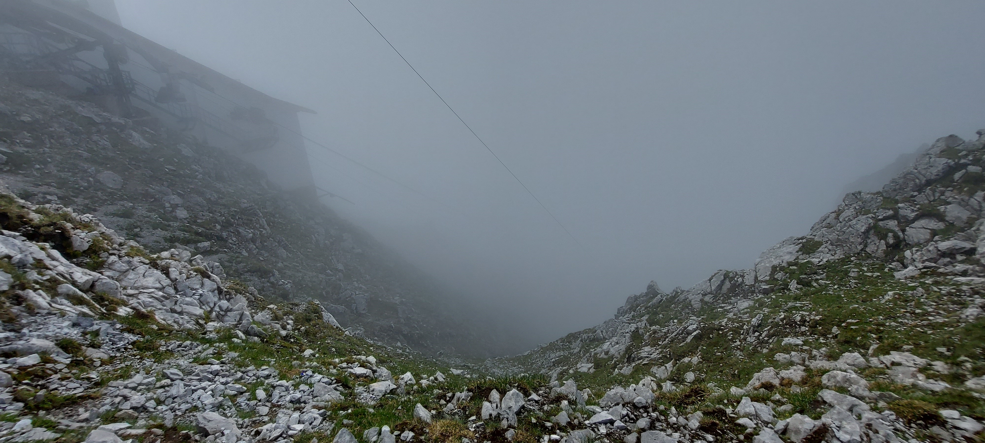 Mlha zahučí do svahu a sebere horizont. Není kam koukat, tak koukáš do sebe.