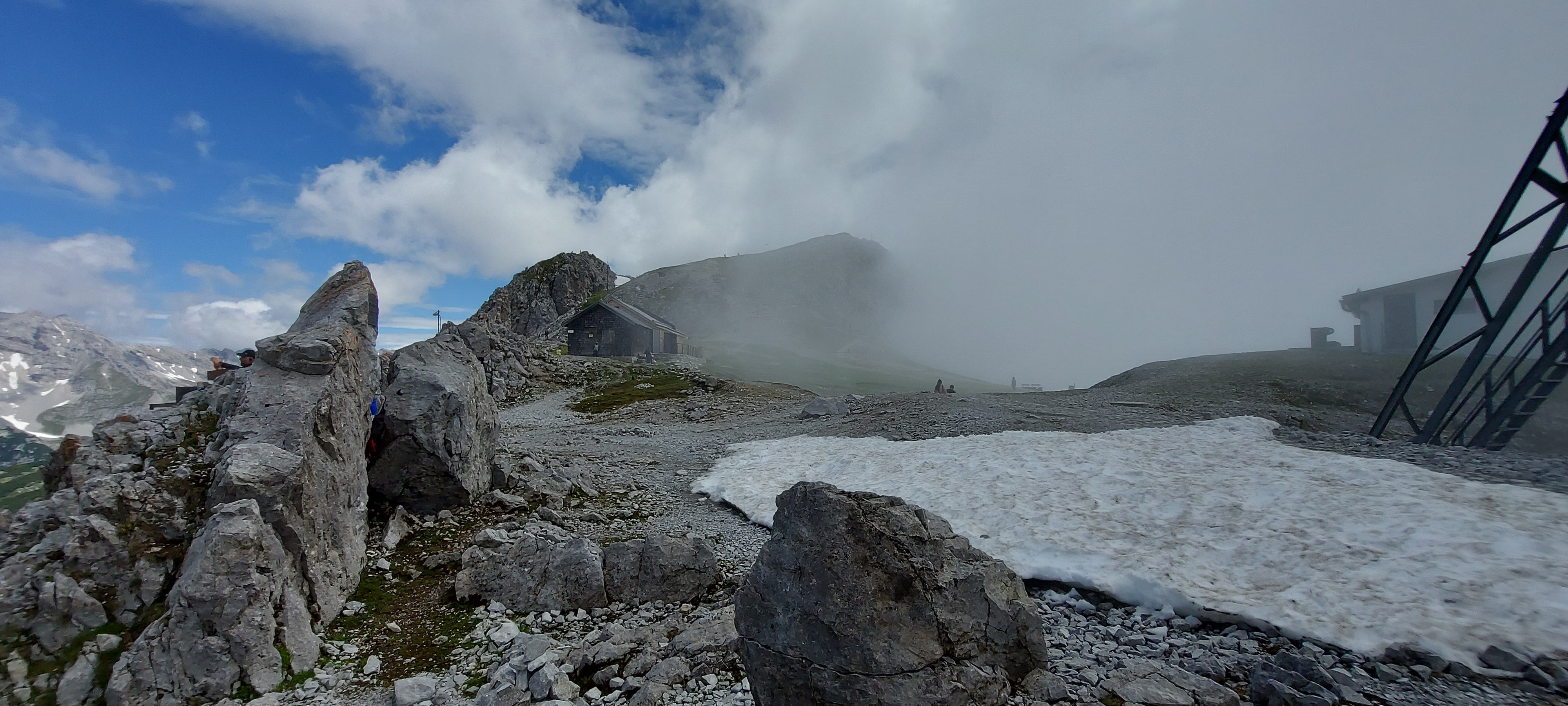 Skály, sníh a kus dřeva ve větru.