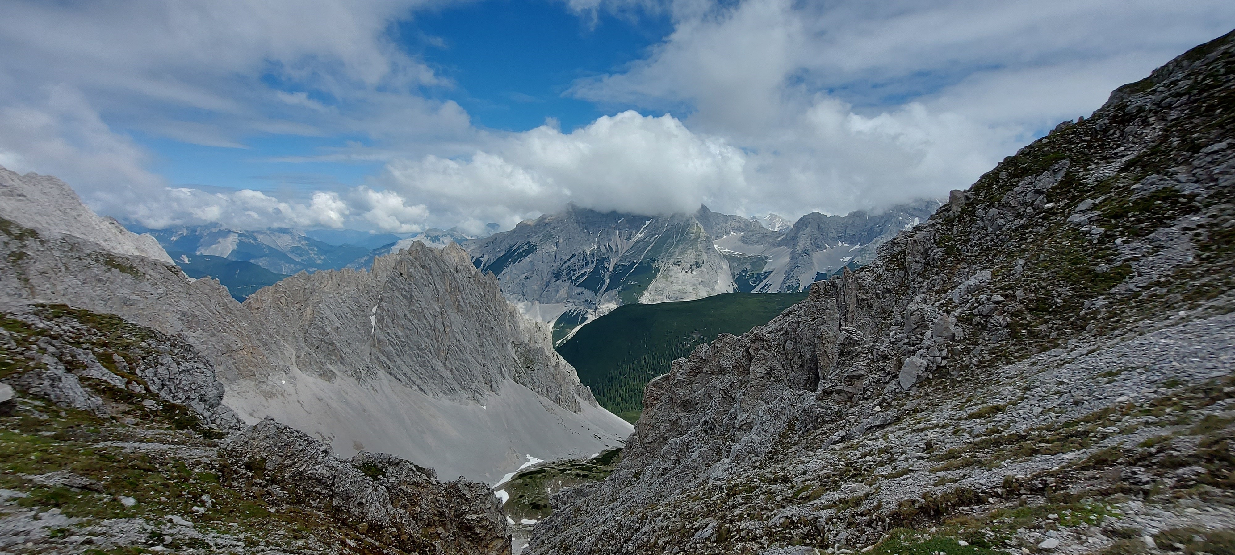 Hřbety za kamenným hřebenem.