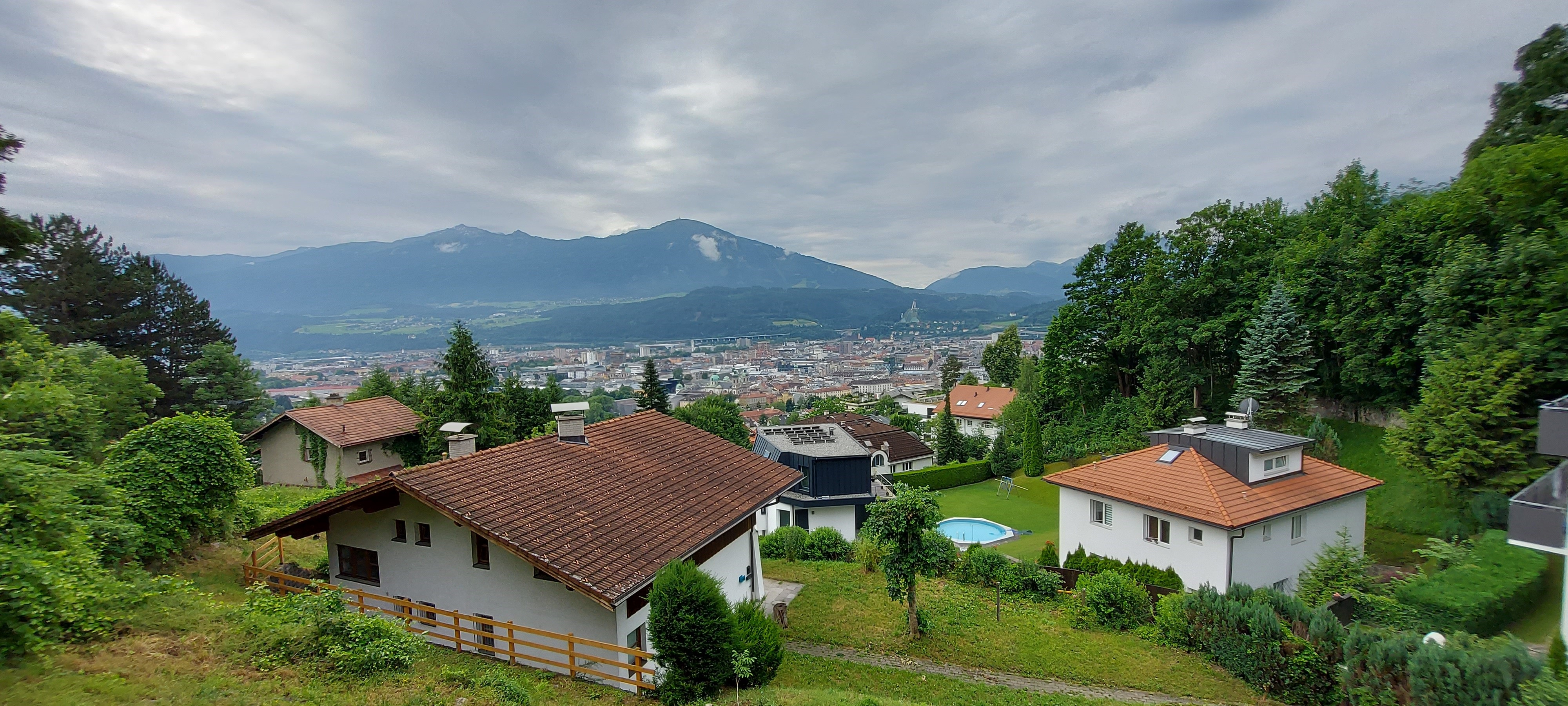 Pohled přes střechy dolů do údolí.