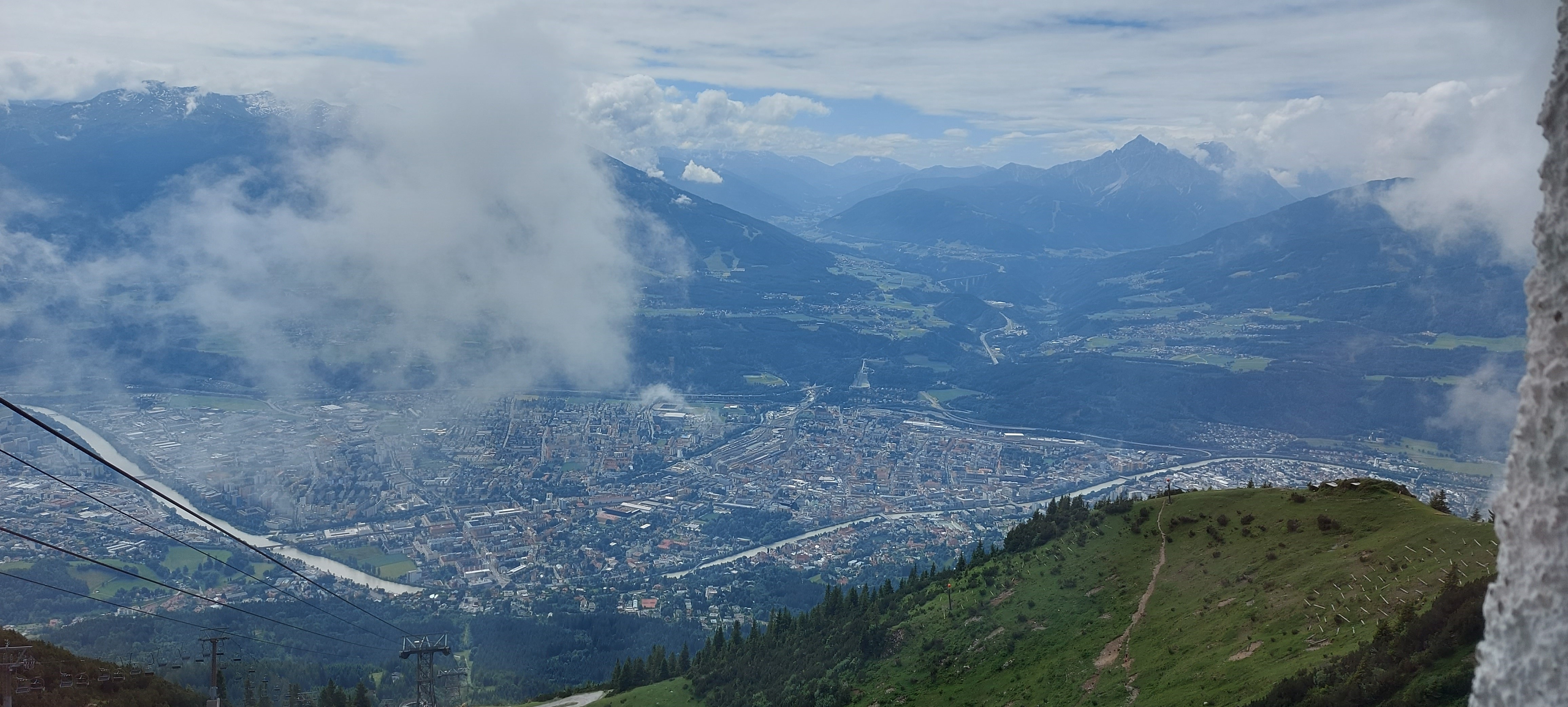 Pohled z výšky přes mraky do údolí.