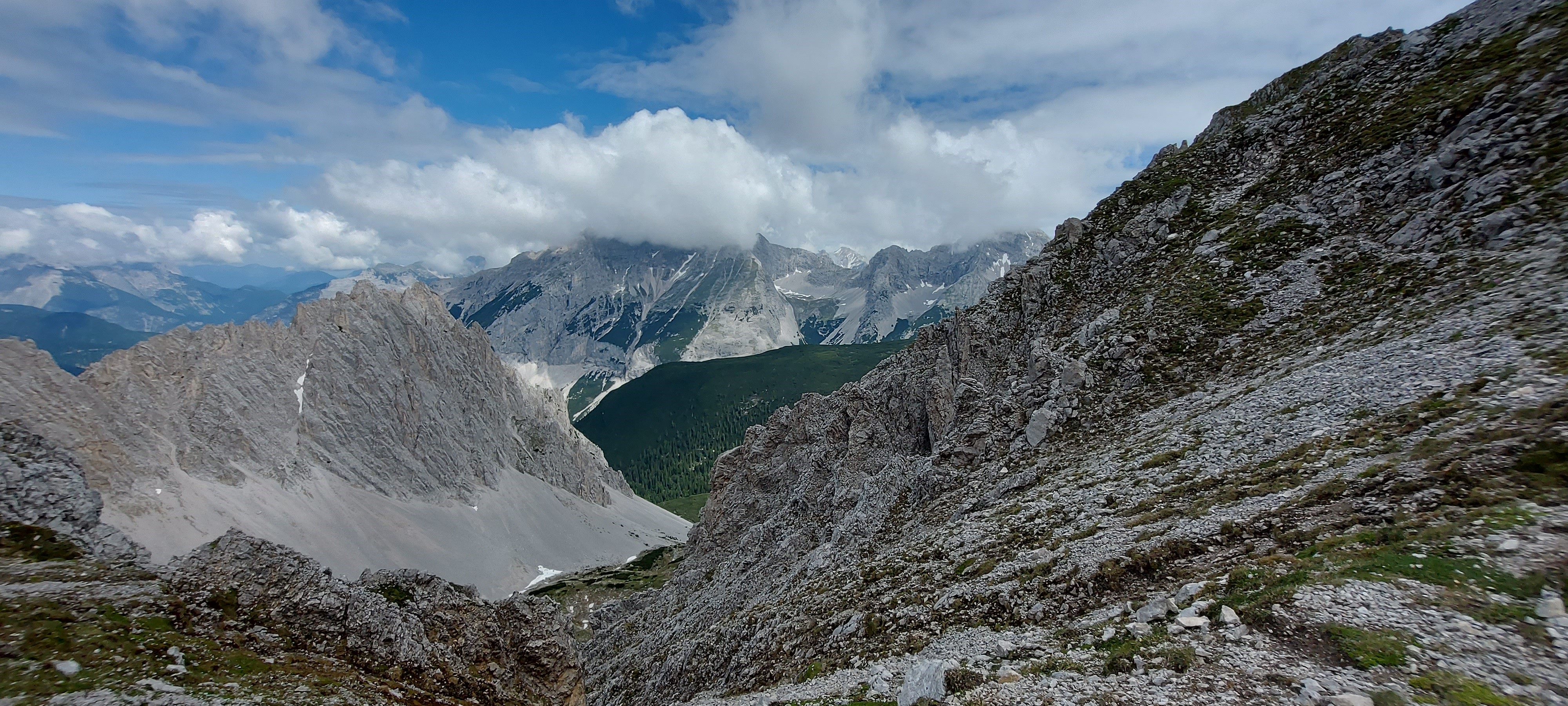 Rozsedlina mezi skalami, ostré hrany.