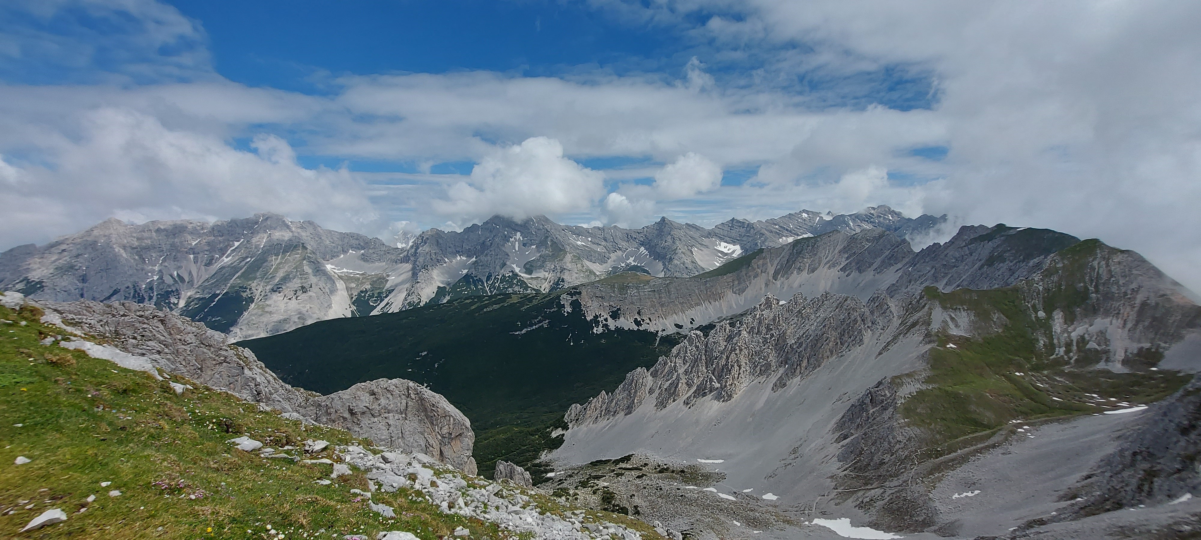 Široký hřeben pod mraky.