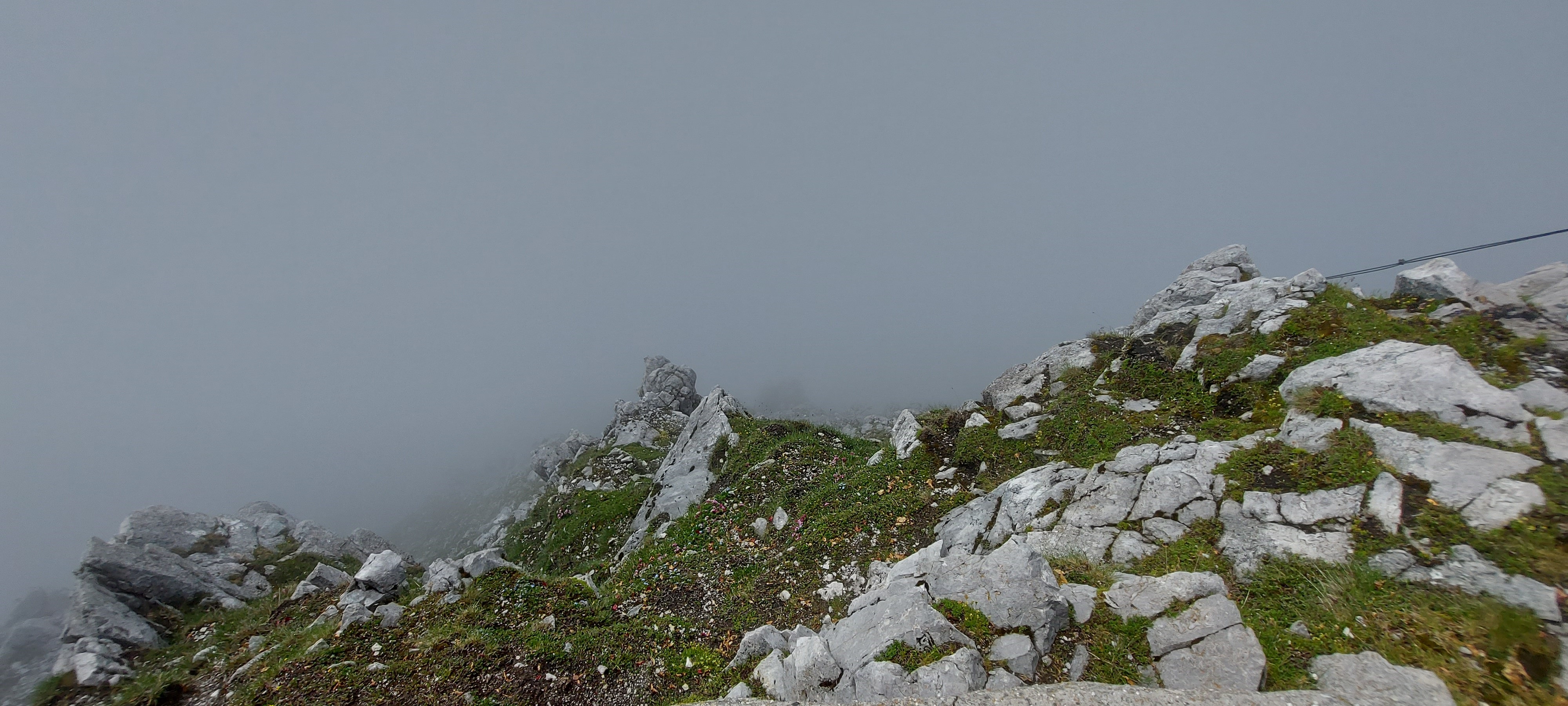 Mlžná hrana, pád do šeda.