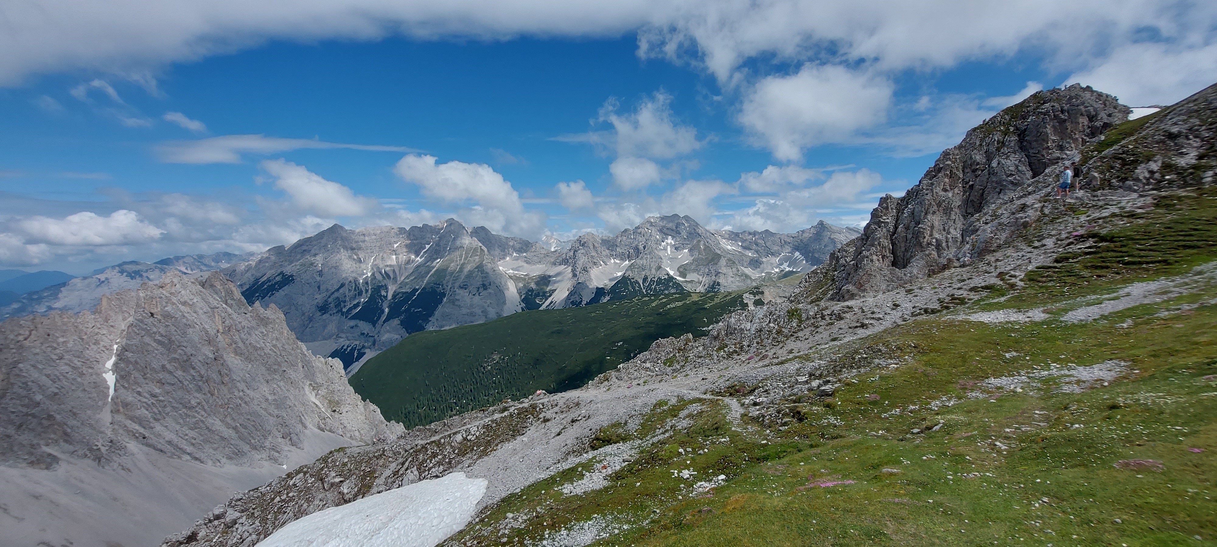 Louka pod kamennými srázy.