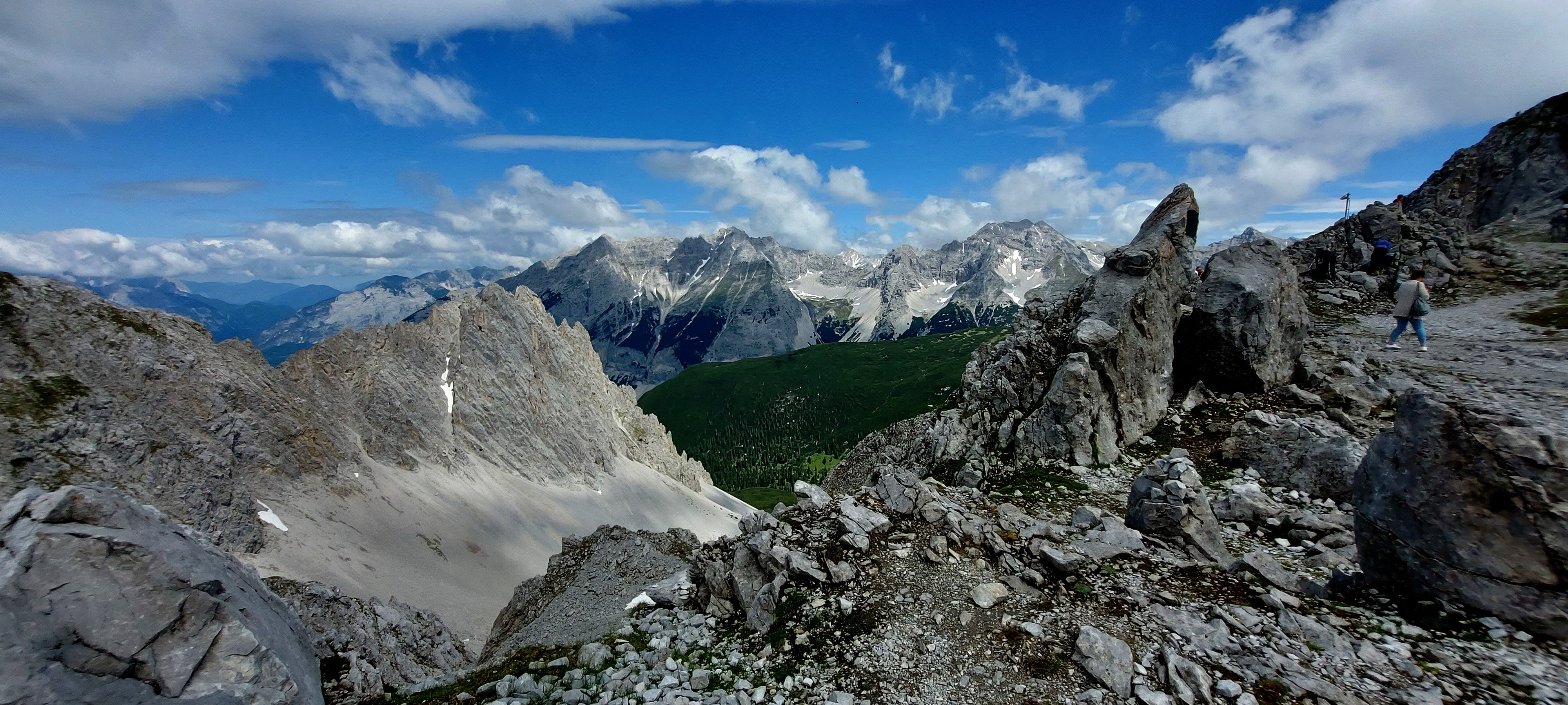 Stezka mezi balvany, lidé malí jako tečky.